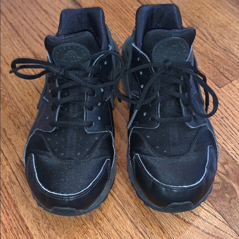 Size 7.5 women’s black Huaraches(never worn)